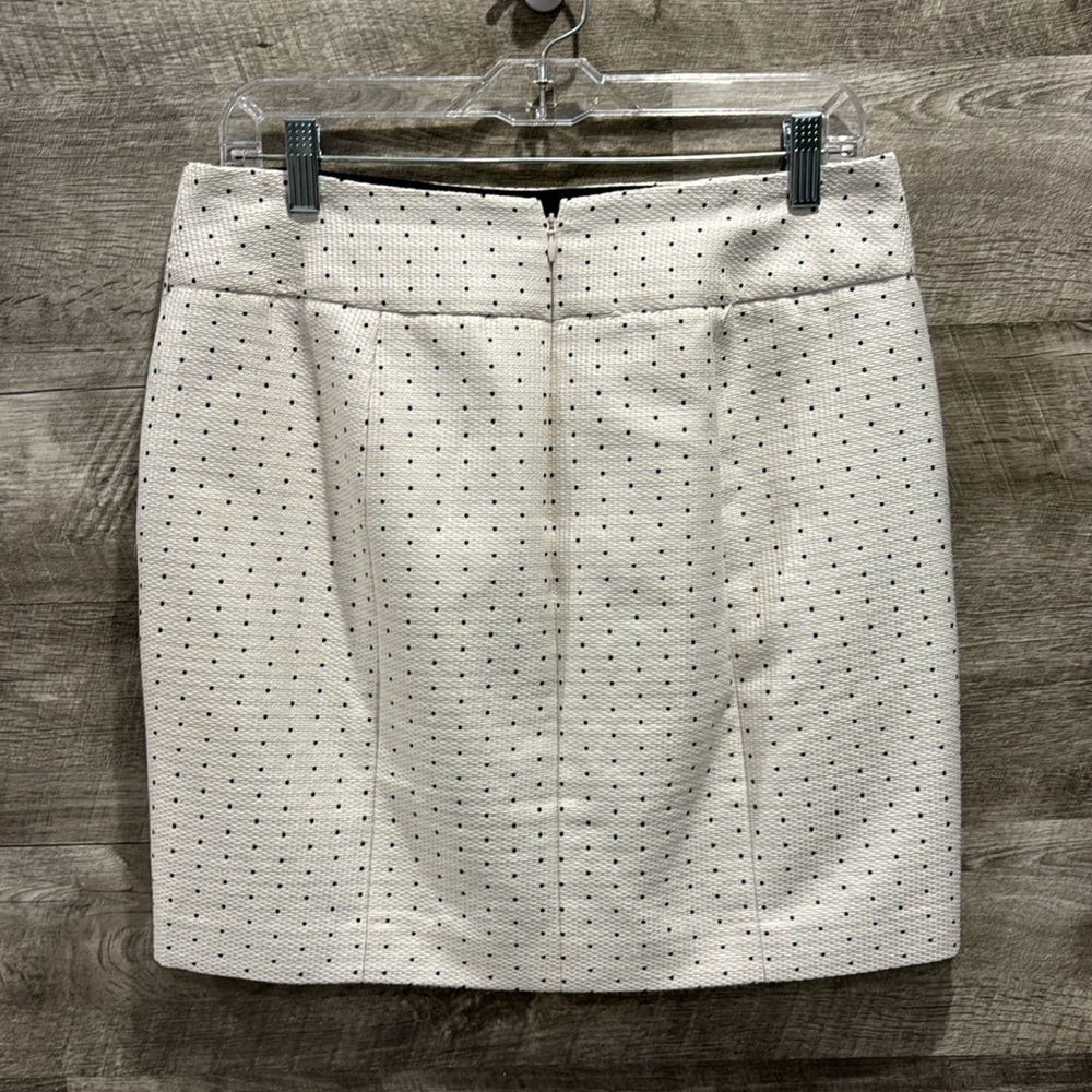 Ann Taylor lined Polka Dot Skirt W/ Pockets in a blend Cotton/Polyester/Rayon. - Picture 3 of 9